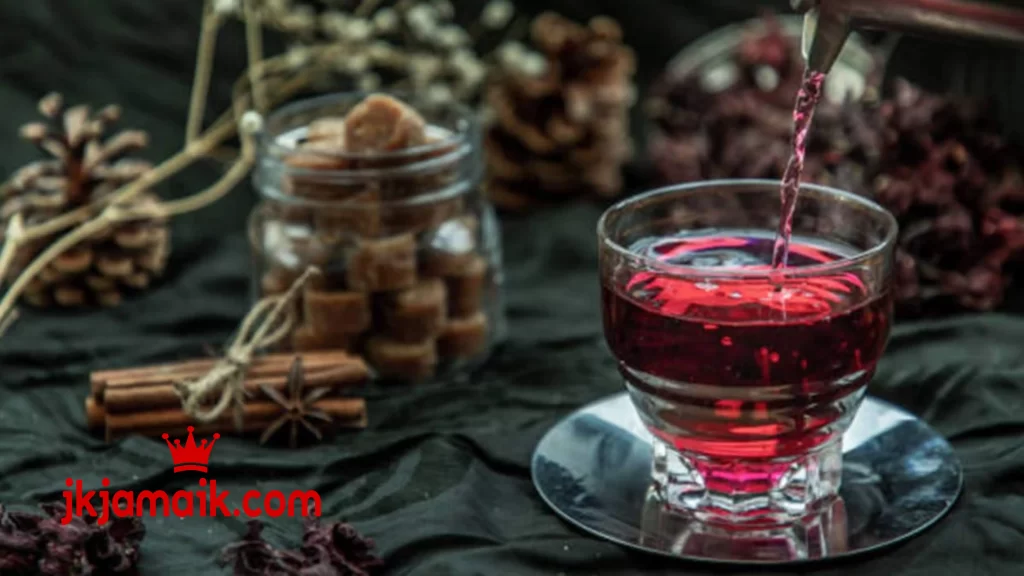 Un vaso de agua de hibisco y canela.