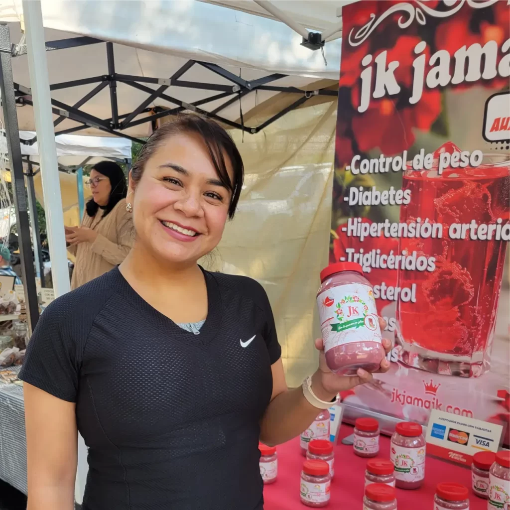 Mujer muy hermosa con frasco de JK JAMAIK 01