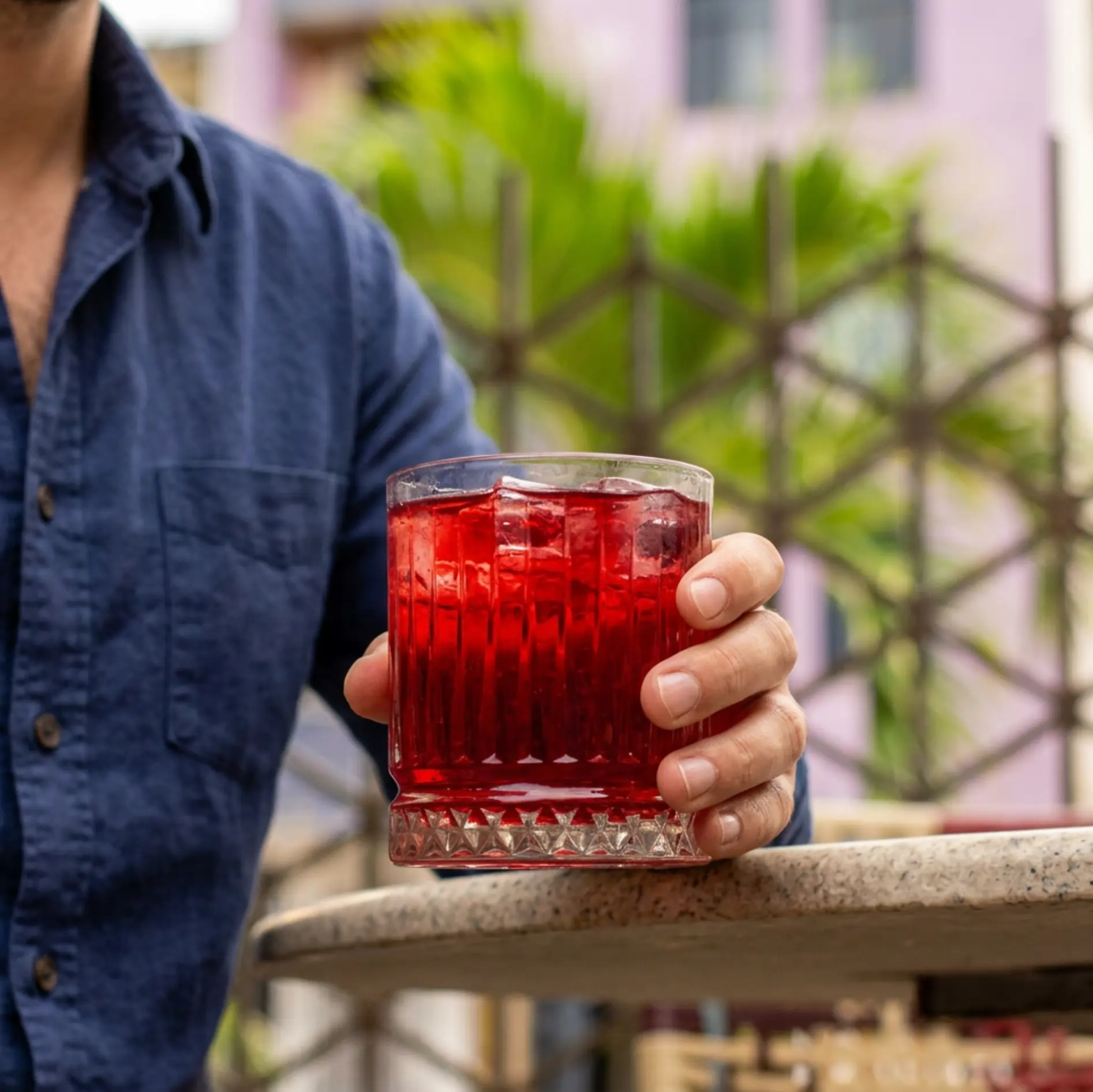 Toma un vaso en ayunas de JK JAMAIK